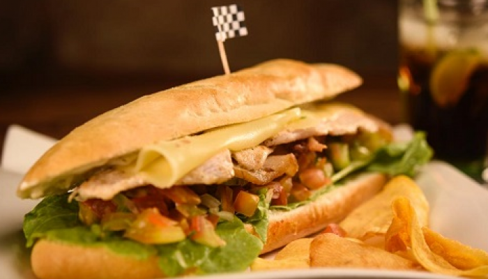 La Habana - $18.72| 2 sandwiches Fórmula Uno + 2 refrescos nacionales | Domicilio para 2 personas